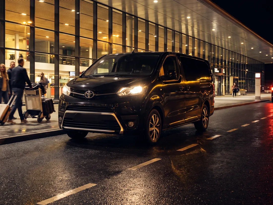 Czarna Toyota Proace Verso Long VIP