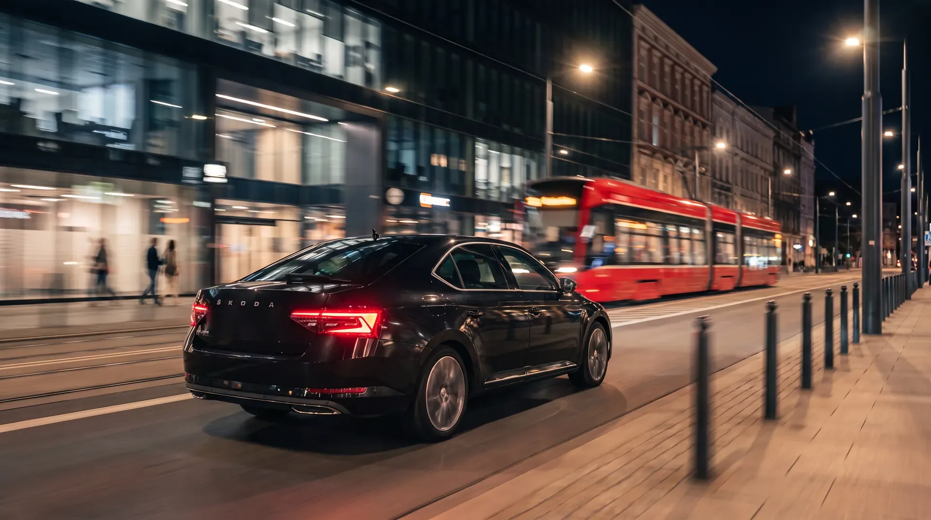 Škoda Superb w ruchu nocą w centrum Katowic
